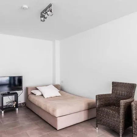 Sleeps 8 Pool Air Con Wifi *