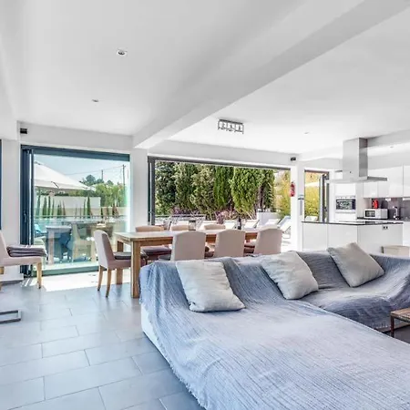 Sleeps 8 Pool Air Con Wifi カルプ
