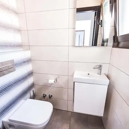 Sleeps 8 Pool Air Con Wifi