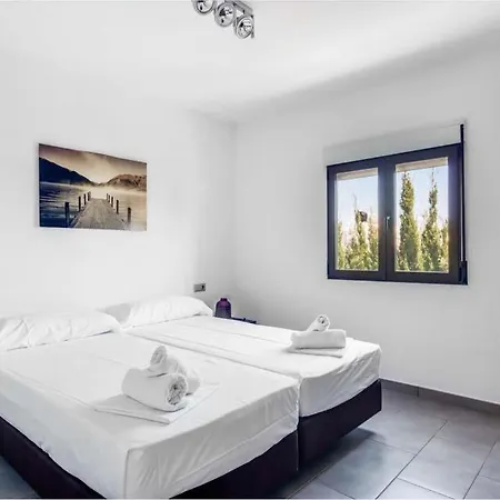 Villa Sleeps 8 Pool Air Con Wifi *