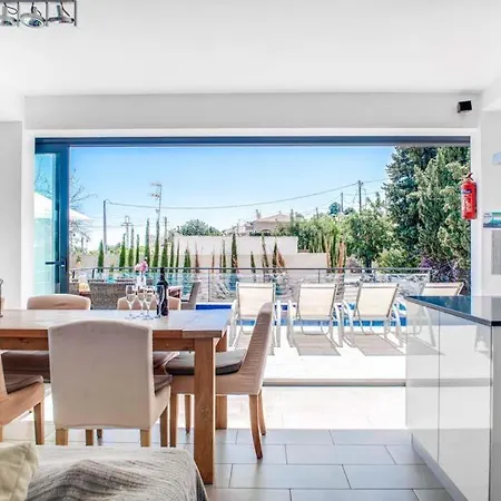 Villa Sleeps 8 Pool Air Con Wifi